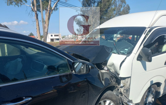 Choque de colectiva y camioneta deja un lesionado,  en Apizaco