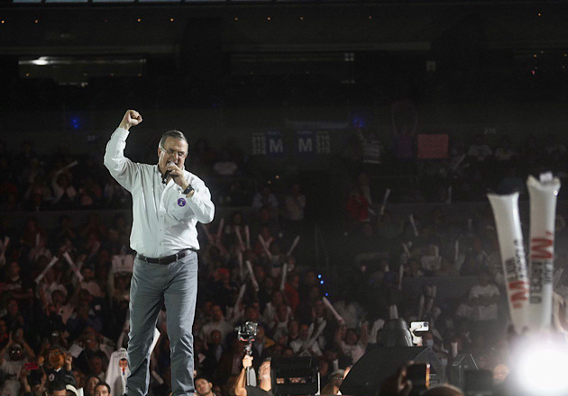 Marcelo Ebrard se compromete a no fallarle a la gente ante una Arena Ciudad de México a reventar
