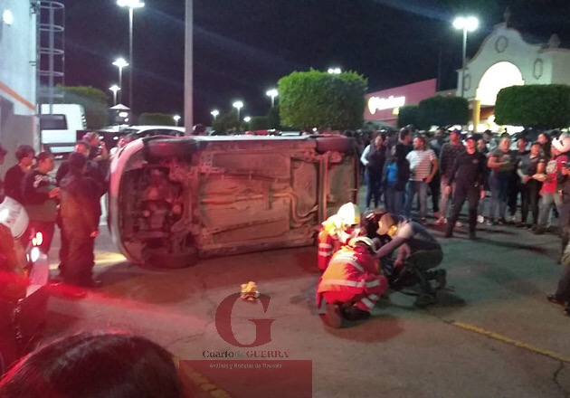 Atropella a masculino y motociclistas de empresa digital lo golpean y vuelcan su vehículo, en Tlaxcala