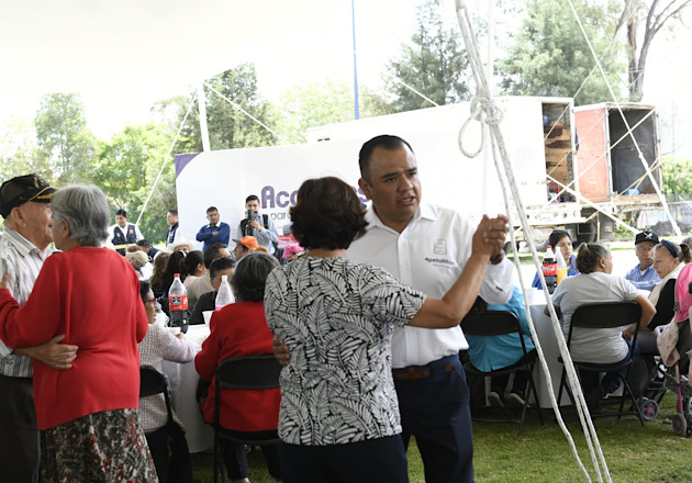 Agasaja y reconoce el Ayuntamiento de Apetatitlán a los adultos mayores en su día