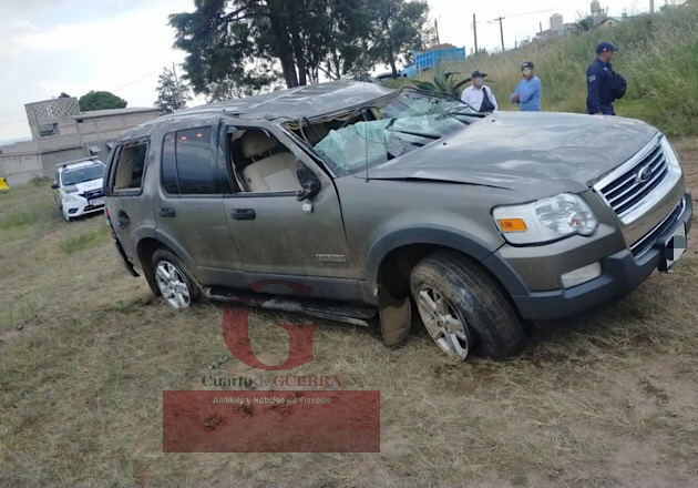 Tres lesionados por volcadura de camioneta en la Chignahuapan-Tlaxco