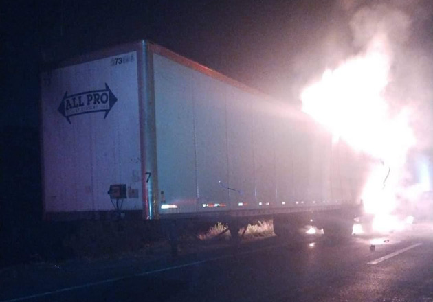 Calcinado muere el chofer de un tráiler, en el Arco Norte