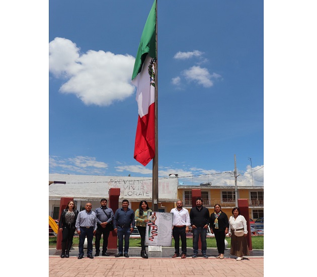 Encabeza alcalde Manuel Ramos izamiento de bandera como inicio de festejos patrios, en Tzompantepec