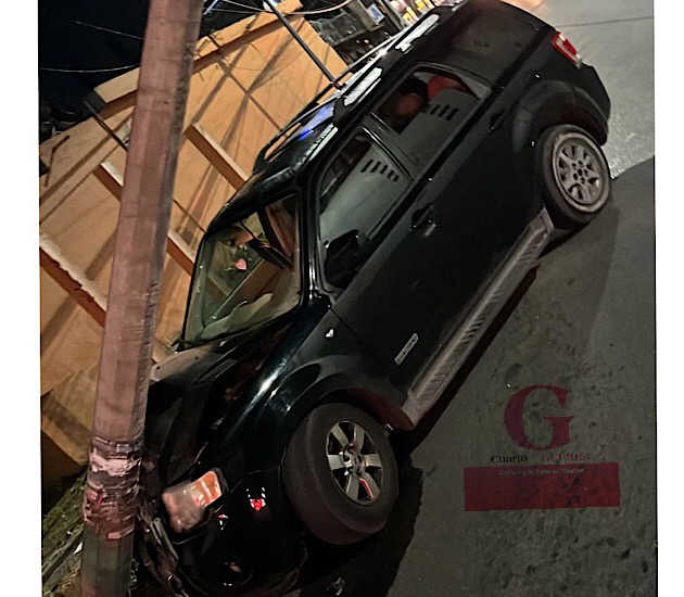 Persona choca y abandona su camioneta, en la Ocotlán-Chiautempan