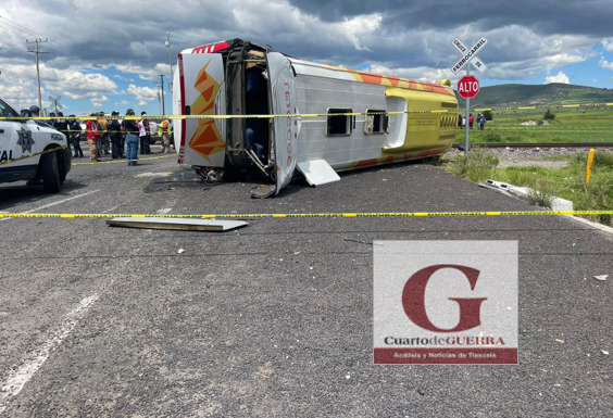 Al menos tres muertos y 25 lesionados, luego de que tren embiste a autobús, en límites de Tlaxcala e Hidalgo
