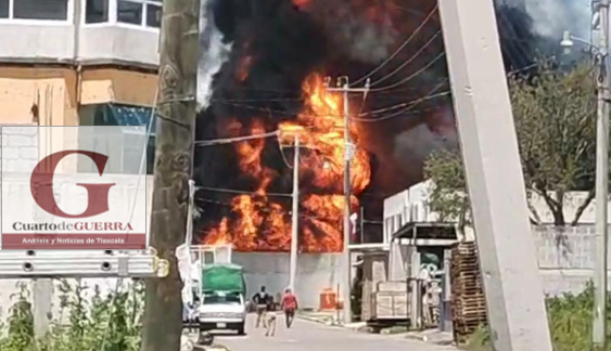 Cuantiosos daños materiales por fuerte incendio en fábrica de tinacos, en Yauhquemehcan