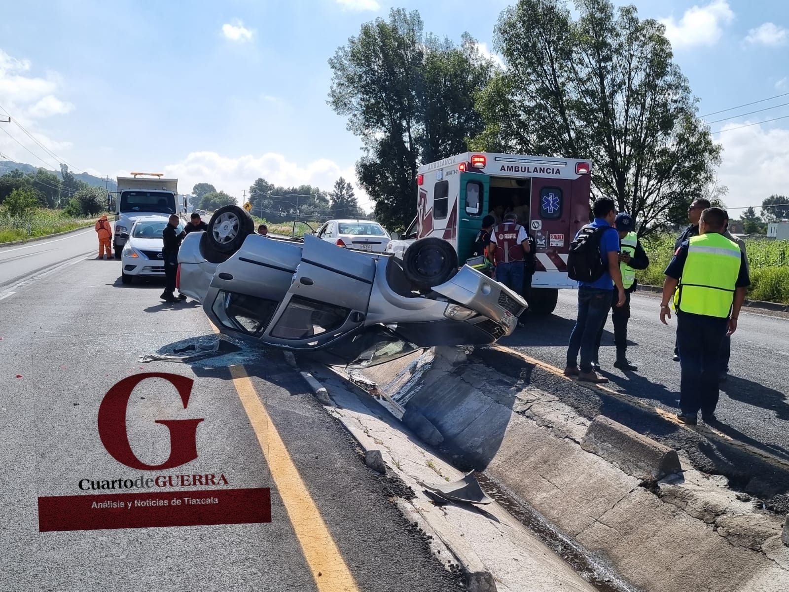 Salvan la vida tripulantes de automóvil,  tras volcar en la Texmelucan-Tlaxcala