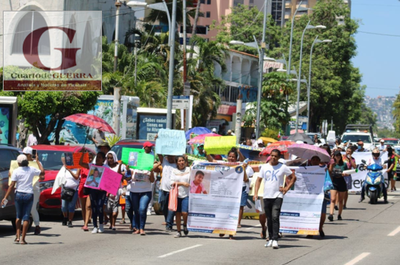 Marchan en Acapulco familiares de jóvenes de la diversidad sexual desaparecidos