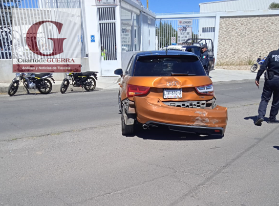 Menores de edad resultan heridos tras accidente de motocicleta y auto, en Calpulalpan