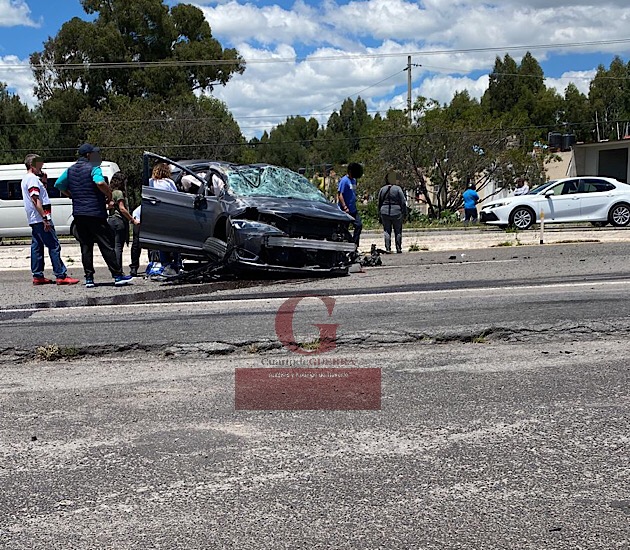 Dos mujeres resultan heridas tras volcadura de su camioneta, en la Texmelucan-Tlaxcala