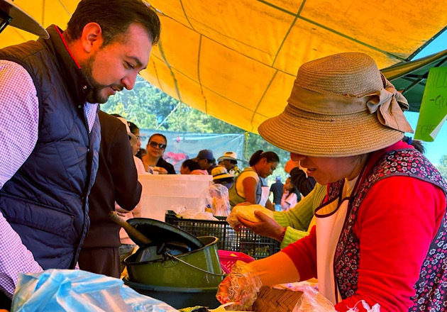 Entrega Salvador Santos Cedillo cerca de 80 mil pesos a cocineras tradicionales