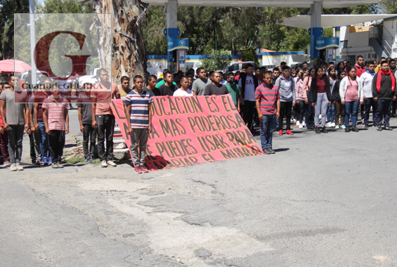 Con marcha pacífica, normalistas de Panotla conmemoran aniversario luctuoso de compañera