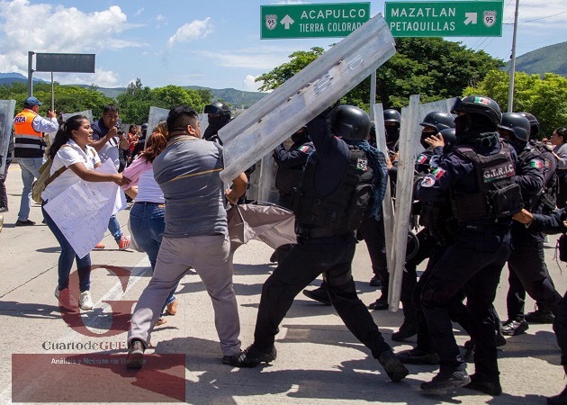 Policías desalojan con violencia la autopista del Sol