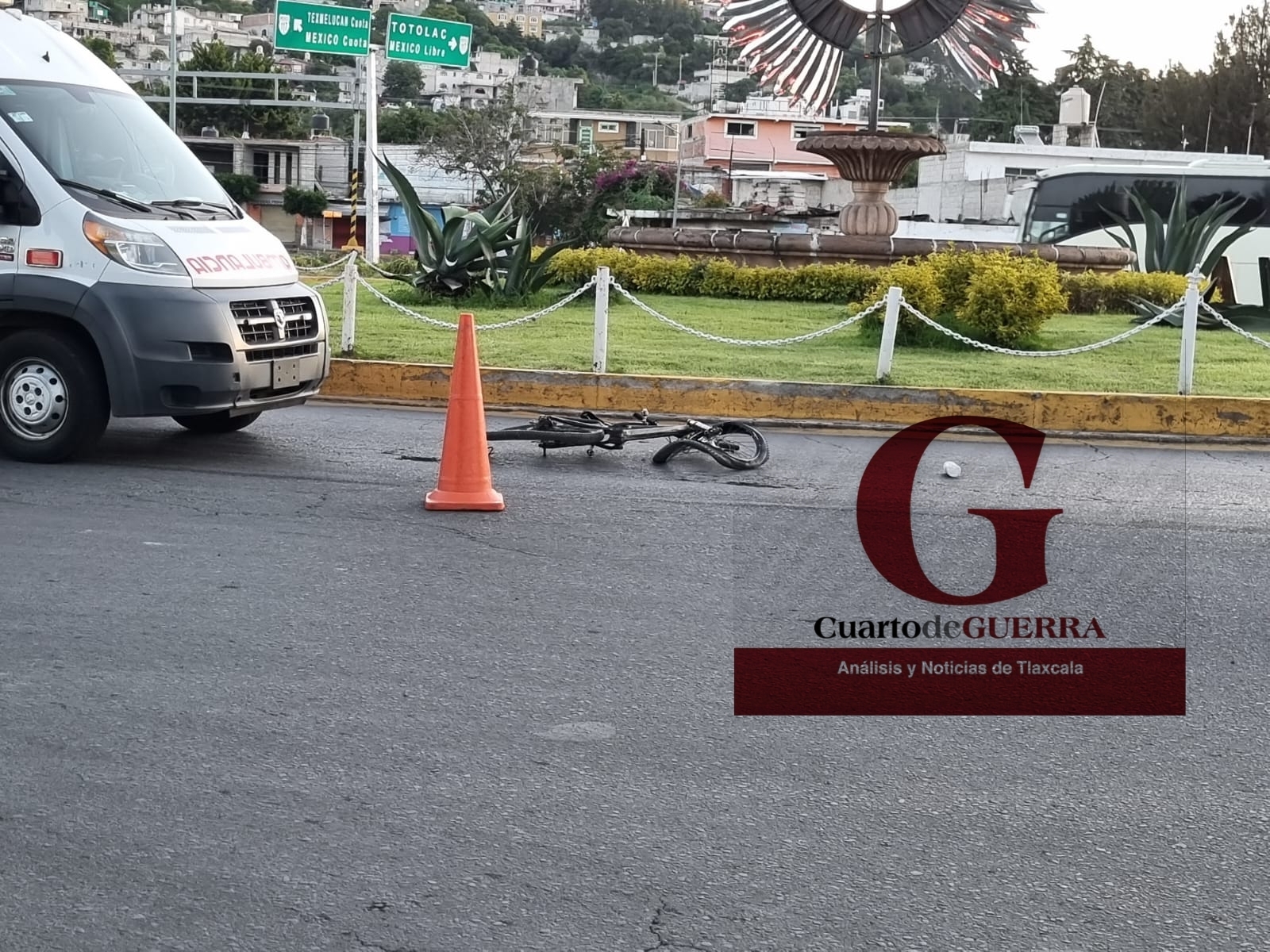 Camioneta de transporte público atropella a mujer ciclista, en el Trébol
