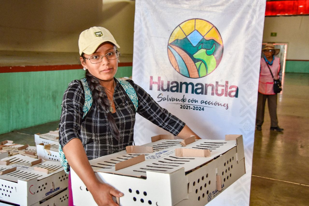 Autoridades del Ayuntamiento de Huamantla y de la SIA hacen entrega de paquetes de especies menores