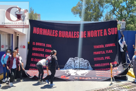 Marchan normalistas de Panotla a la SEPE para entregar su pliego petitorio