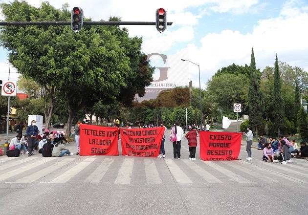 Normalistas de Teteles cierran el Boulevard 5 de Mayo, en Puebla