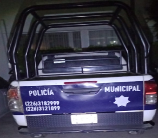 Asegura PGJE a presuntos policías de Jalacingo, Veracruz, una patrulla y tres armas largas, en la Apizaco-Huamantla