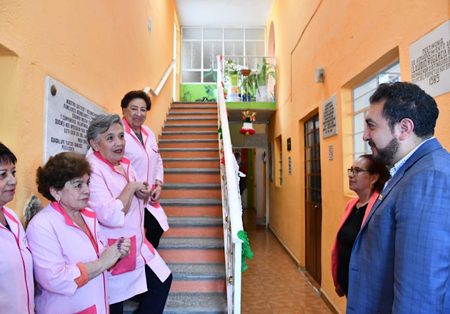 Entrega Salvador Santos Cedillo apoyos a los residentes de la Casa del Anciano en Huamantla