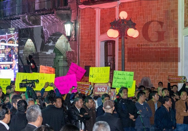 Cumplen amago sindicalizados y se manifiestan en noche del grito, en Tlaxcala