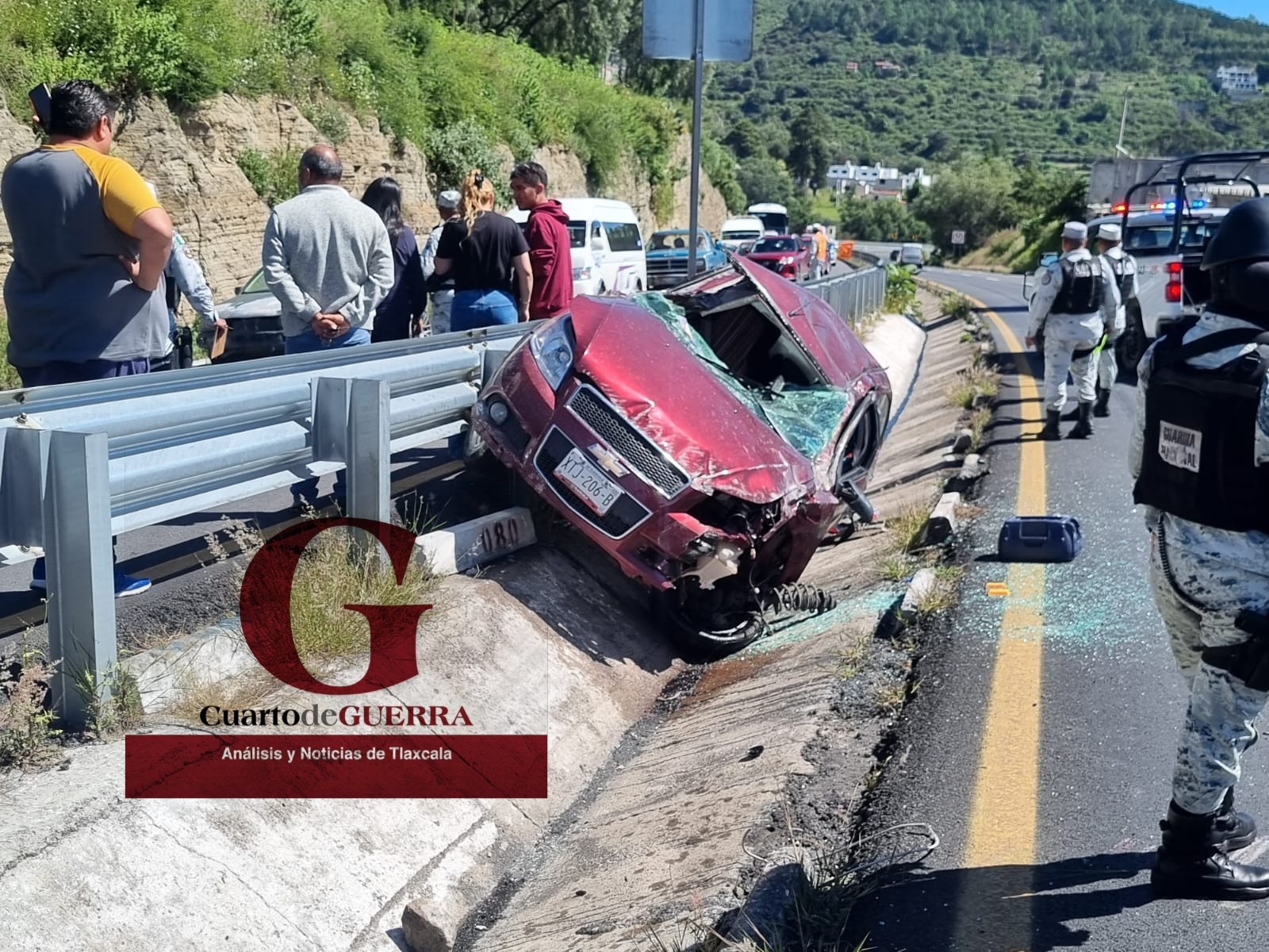 Salvan la vida tres jóvenes tras volcar a bordo de su unidad,  en la Tlaxcala-Apizaco