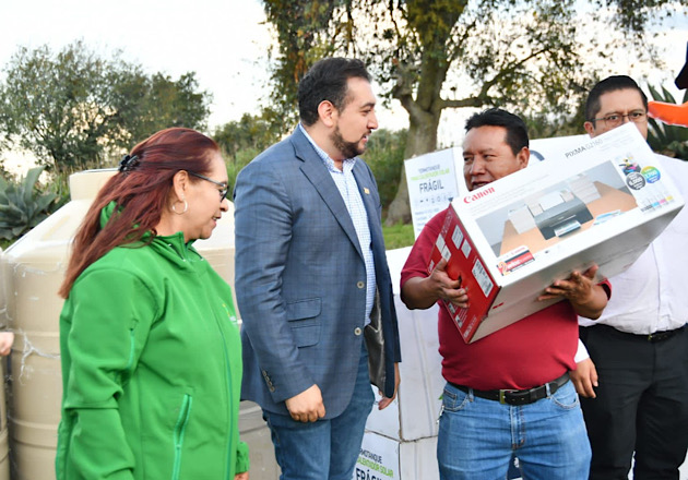 Entrega Salvador Santos Cedillo apoyos en beneficio de más de 100 familias de Altamira