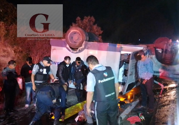 Vuelca camioneta de valores y resultan dos custodios lesionados, en Tizatlán