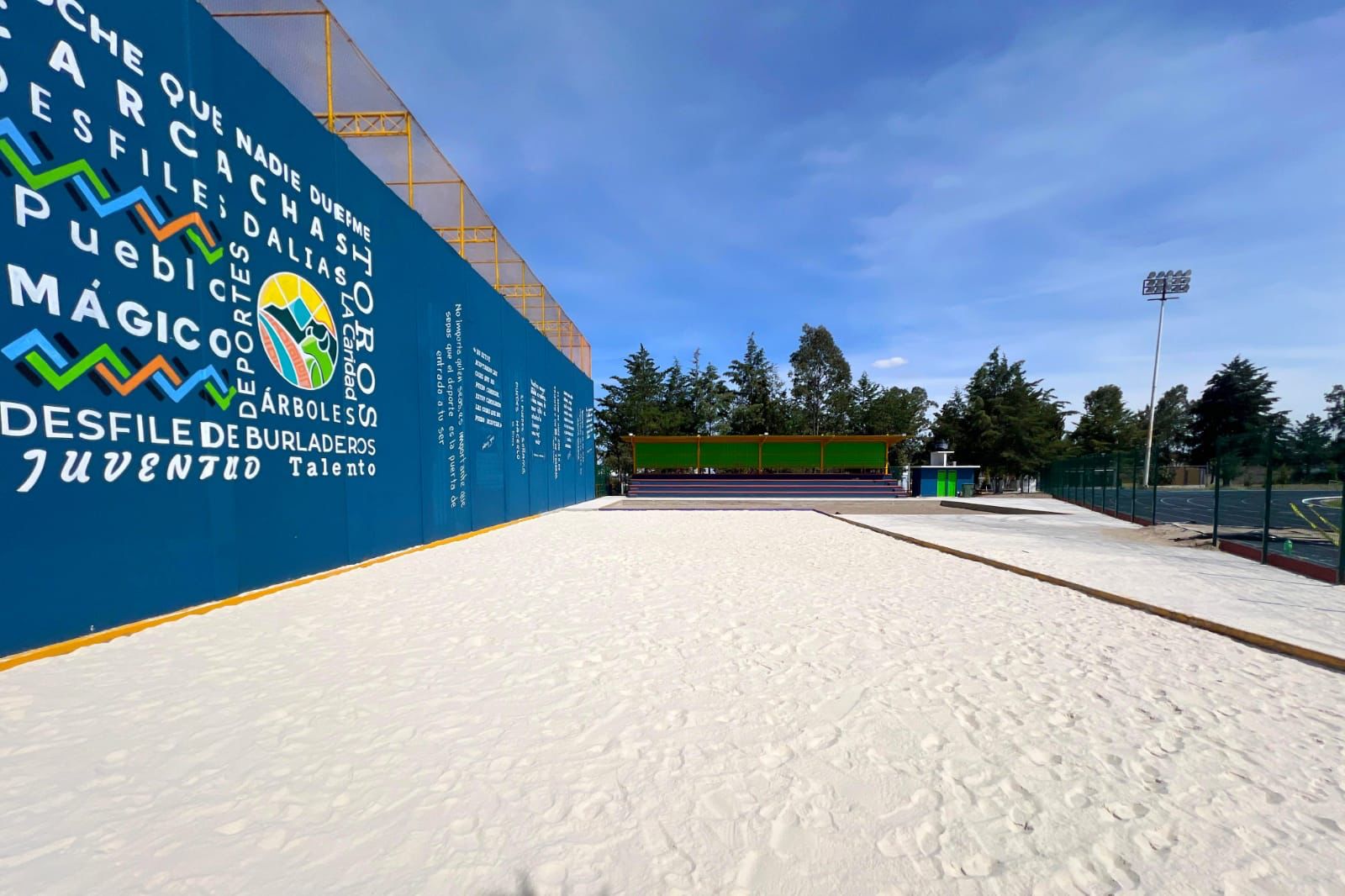 Comienza a sentirse en Huamantla un ambiente de playa con la instalación de canchas de voleibol