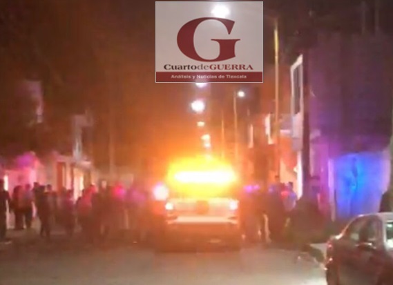 Golpean a presuntos ladrones y arrojan su camioneta a un barranco, en San Pablo del Monte