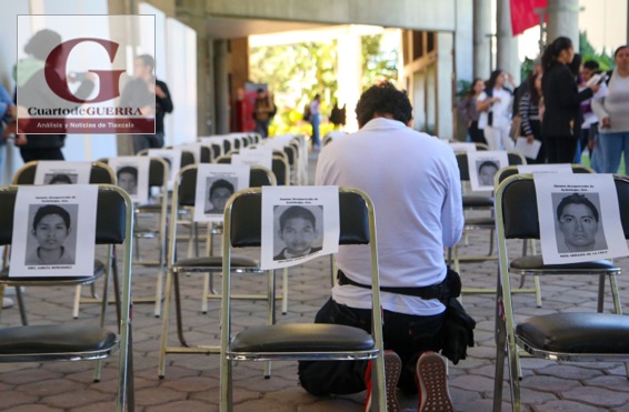 Pase de lista de los 43 estudiantes de Ayotzinapa desaparecidos, en la IBERO Pue
