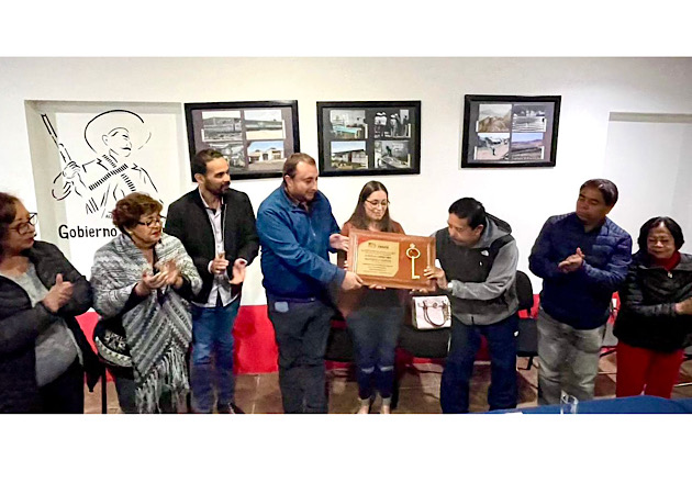 Entrega alcalde Edgar Macías llave simbólica del municipio a nietos y bisnietos del General Emiliano Zapata