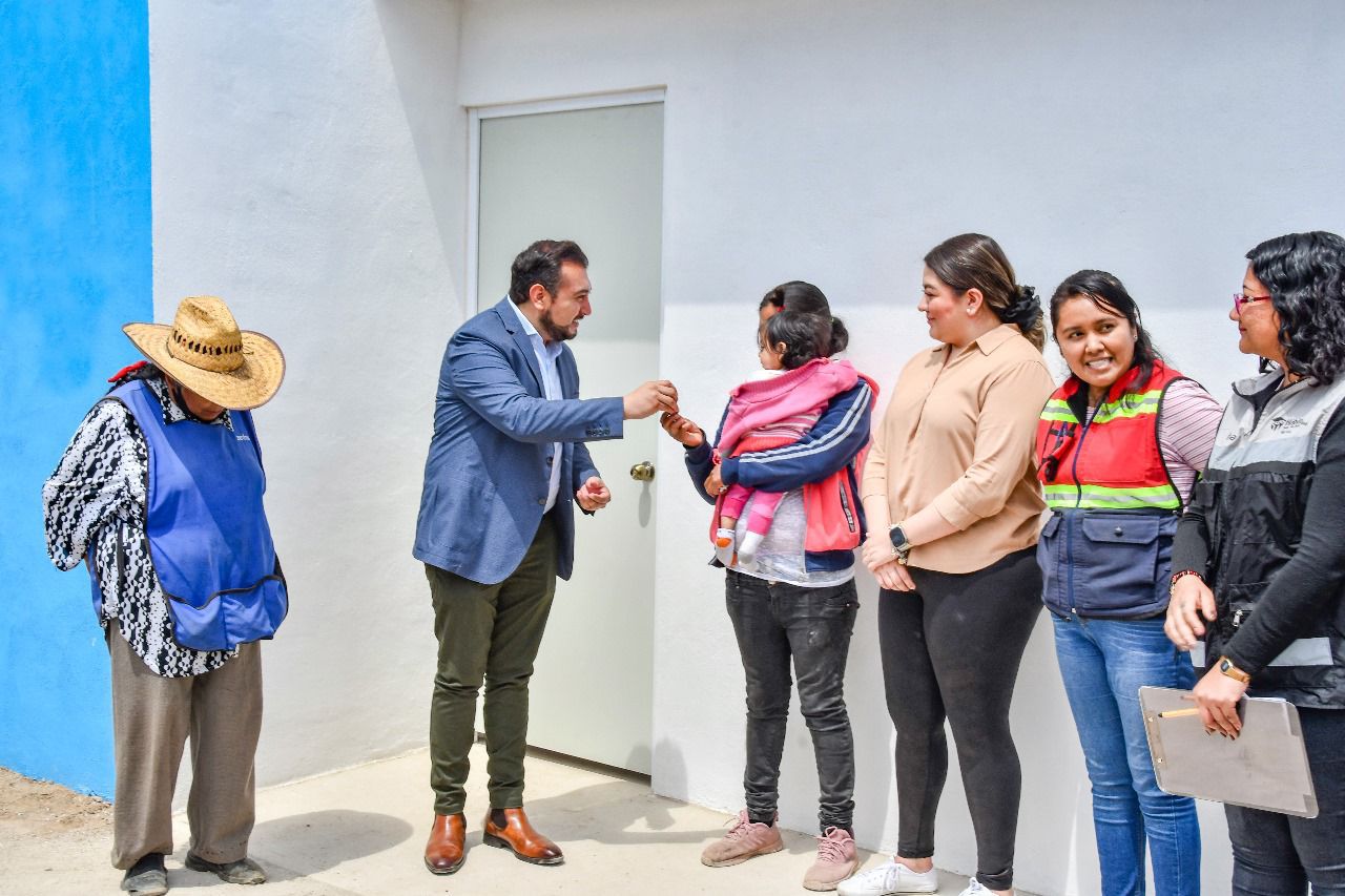 Entrega Salvador Santos Cedillo vivienda en el pueblo Mariano Matamoros