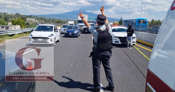 Resulta herida trabajadora de secundaria, al accidentarse en su motoneta, sobre el Periférico Tlaxcala