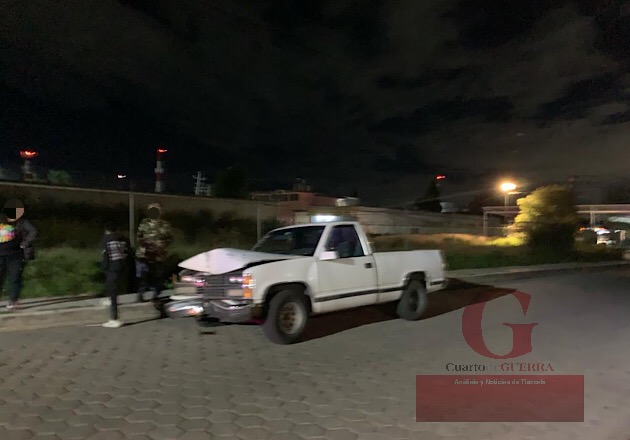 Joven conductor destruye luminaria, vegetación y su camioneta en Apetatitlán