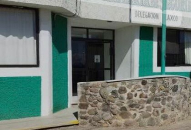 Mujer policía dispara por accidente a dos compañeros y los lesiona, en Tlaxco
