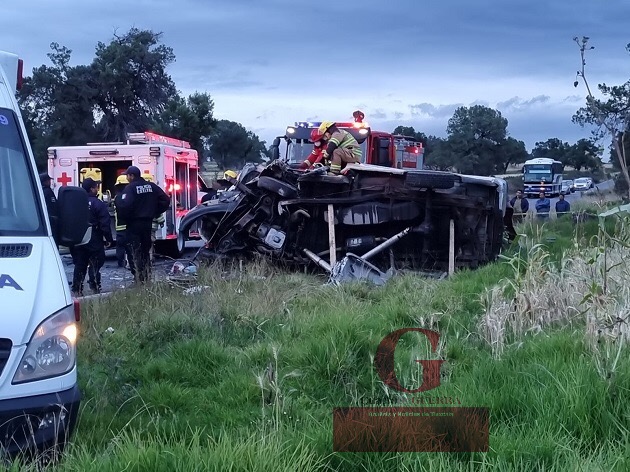 Encontronazo deja a una pareja de la tercera edad sin vida y tres lesionados, en Hueyotlipan