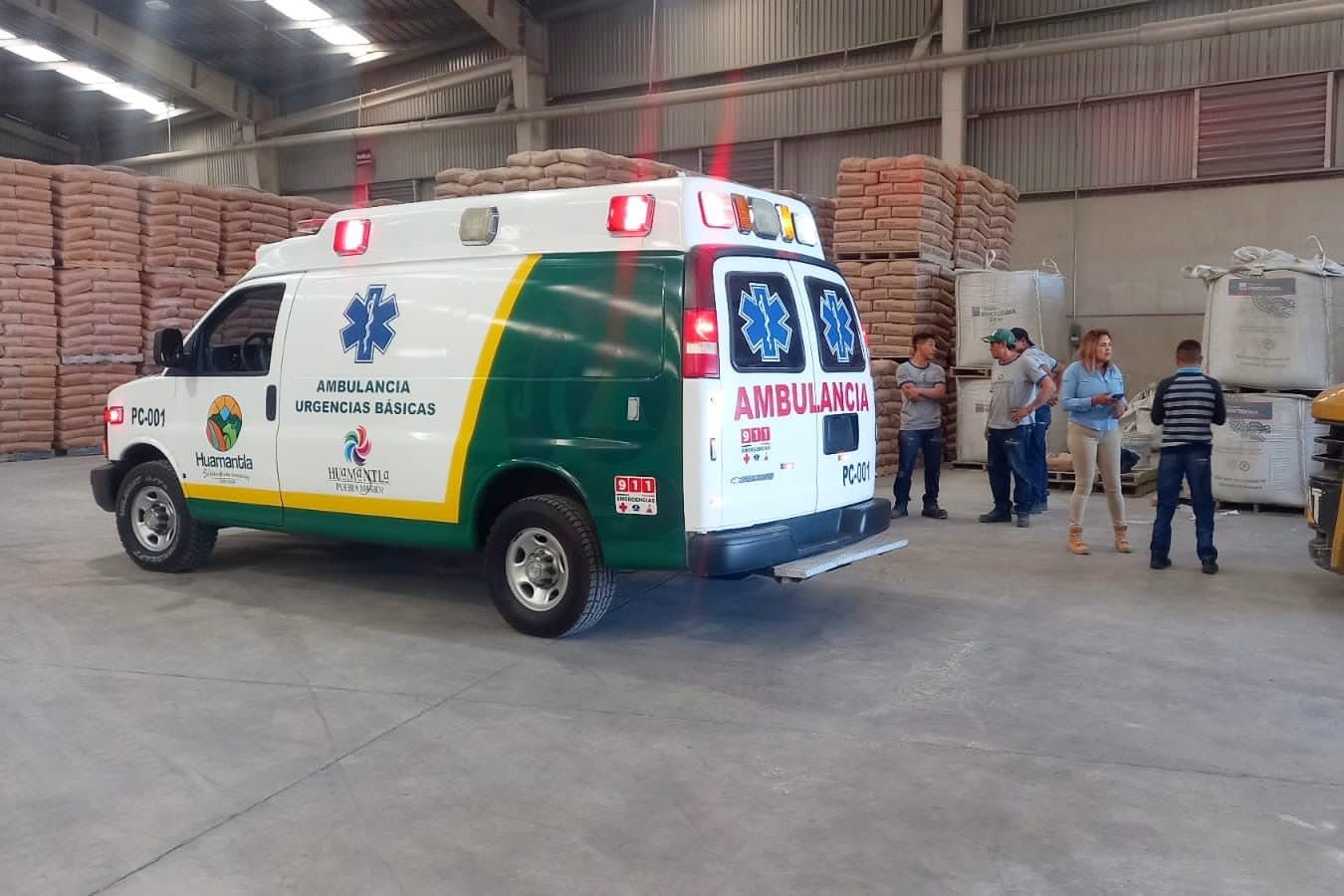 Protección Civil de Huamantla brinda primeros auxilios a lesionados por montacargas