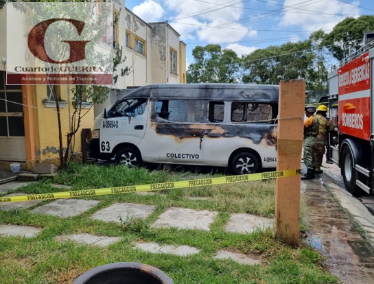 Camioneta de transporte público se incendia frente a domicilio, en La Virgen, Panotla