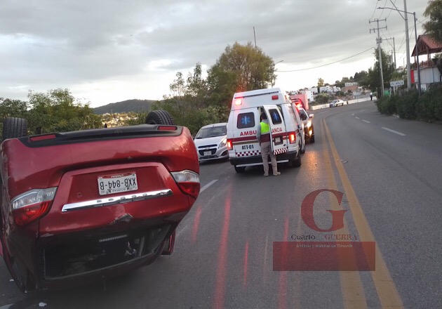 Resulta lesionado joven conductor al volcar  sobre la Ocotlán-Chiautempan, en Tlaxcala