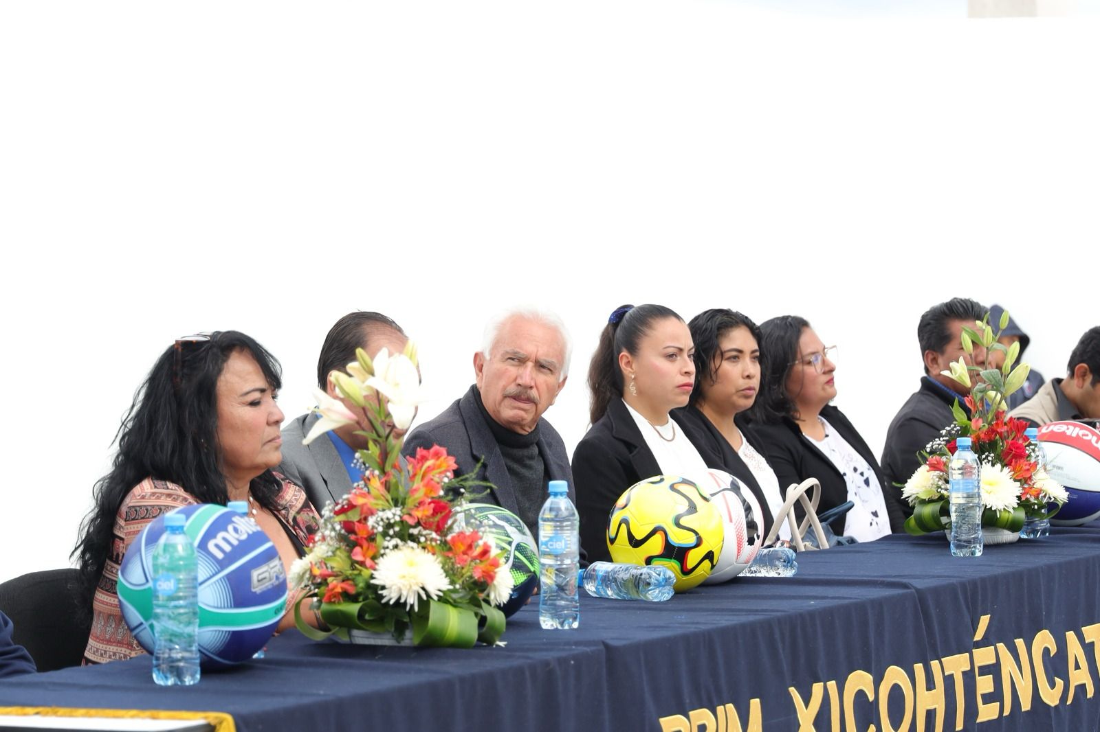 Inauguran autoridades cancha de Fut-7 en primaria de El Alto