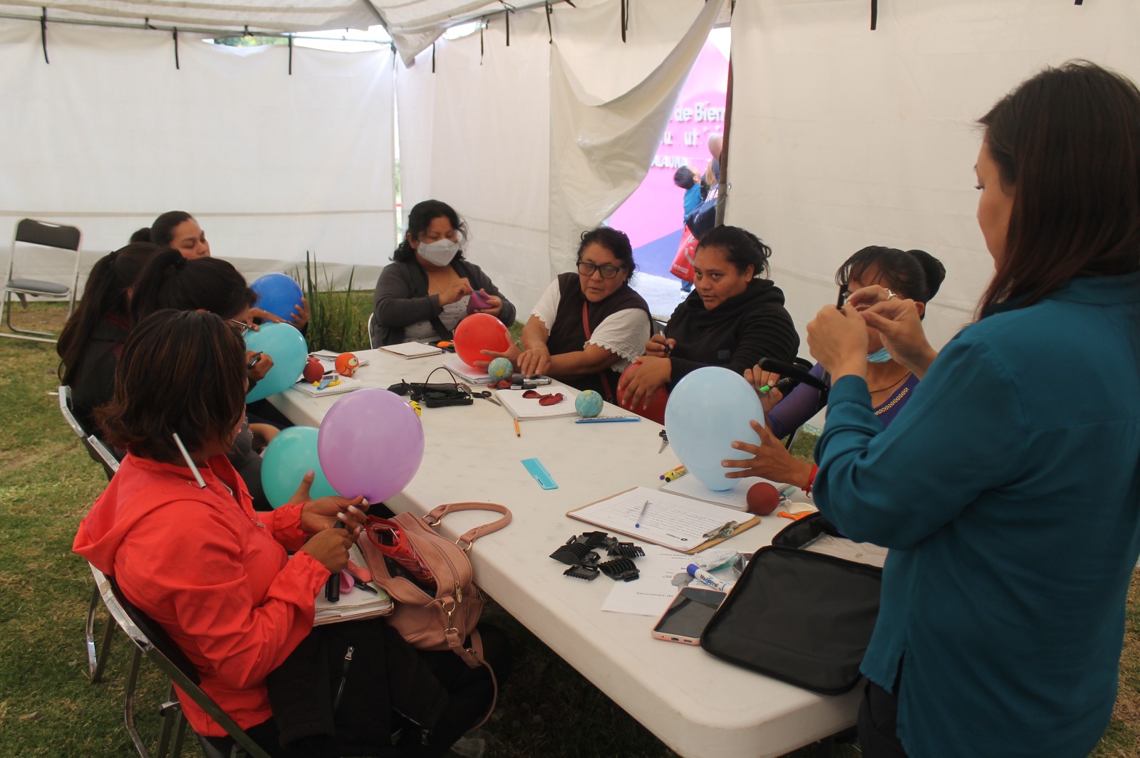 Empoderan a beneficiarias del programa 'Bienestar para tu nutrición' a través de talleres de corte de cabello