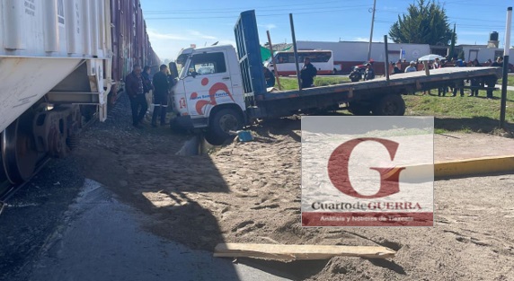 Intenta ganarle el paso al tren y embiste a camioneta de materiales en Huamantla