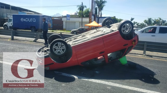 Mujer y su bebé sufren aparatoso accidente y vuelcan, en la Apizaco-Huamantla
