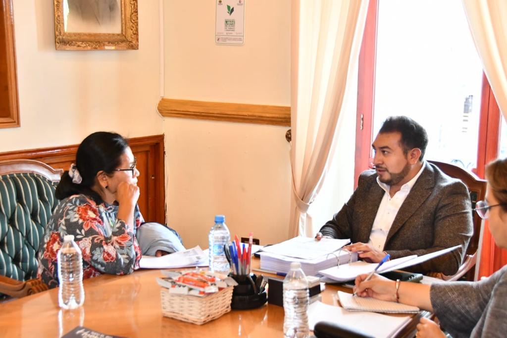 Brinda Salvador Santos Cedillo atención ciudadana a decenas de ciudadanos