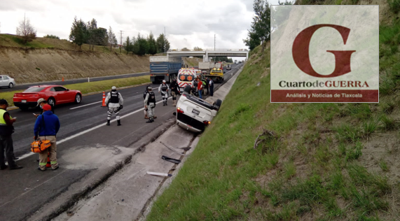 Vuelca camioneta sobre Libramiento Apizaco y su conductor resulta ileso