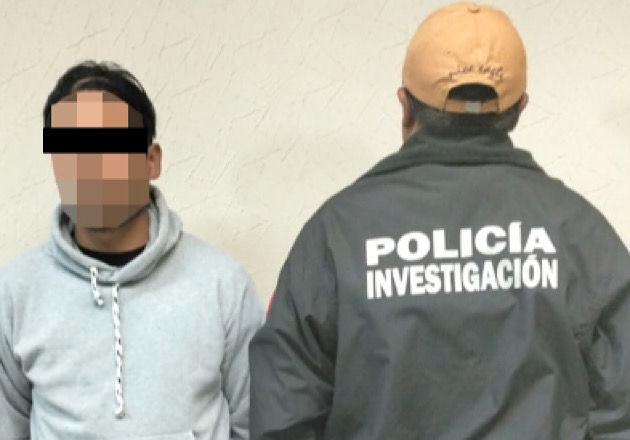 A disposición de PGJE hombre y vehículo que portaba luces de uso oficial