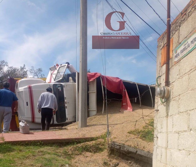 Deja daños materiales volcadura de unidad de transporte de carga, en Zacualpan