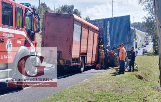 Queda prensado trabajador de camión de agua tras choque en Libramiento Apizaco