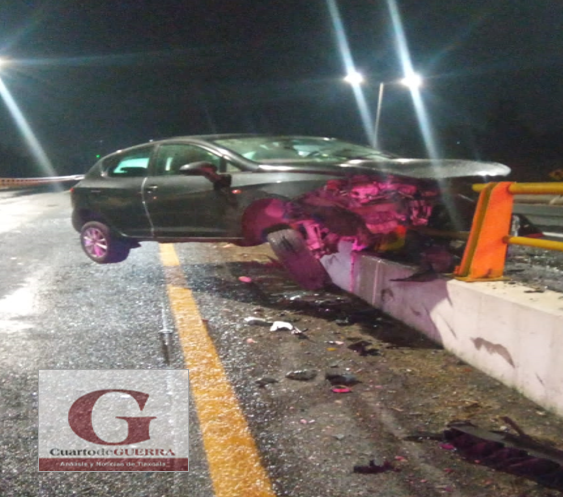 Se incrusta auto en tubular y es abandonado por sus tripulantes, en Apetatitlán