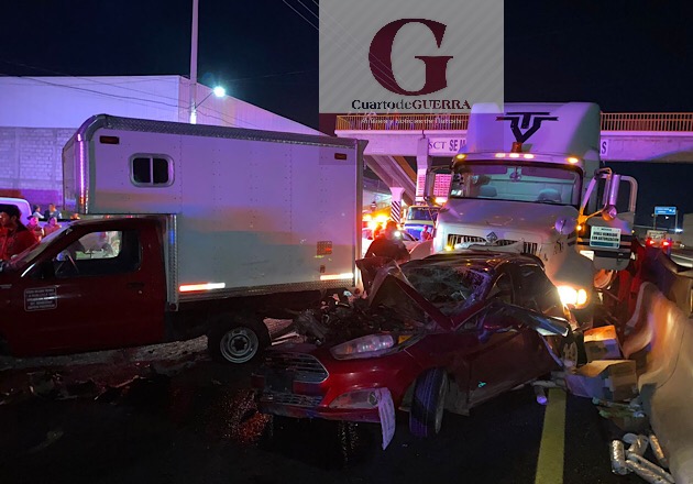 Tráiler se queda sin frenos, embiste cinco vehículos y deja ocho lesionados, en Huamantla